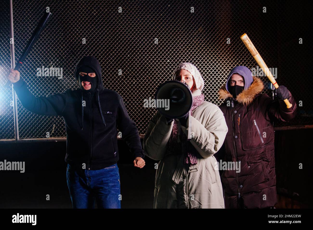 Tumulti arrabbiati con un mat e un megafone, concetto di rivolta. Foto Stock