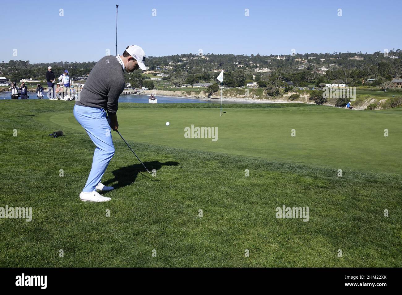 Pebble Beach, Stati Uniti. 06th Feb 2022. Patrick Cantlay chips a 6th green durante l'ultimo round dell'EVENTO DI golf AT&T Pro-Am PGA Tour a Pebble Beach Links, Monterey Peninsula, California, USA Credit: Motofoto/Alamy Live News Foto Stock