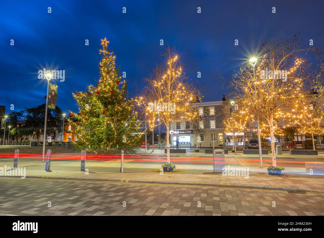 Albero di Natale e luci di Natale in Gravesend Community Square, Gravesend, Kent Foto Stock