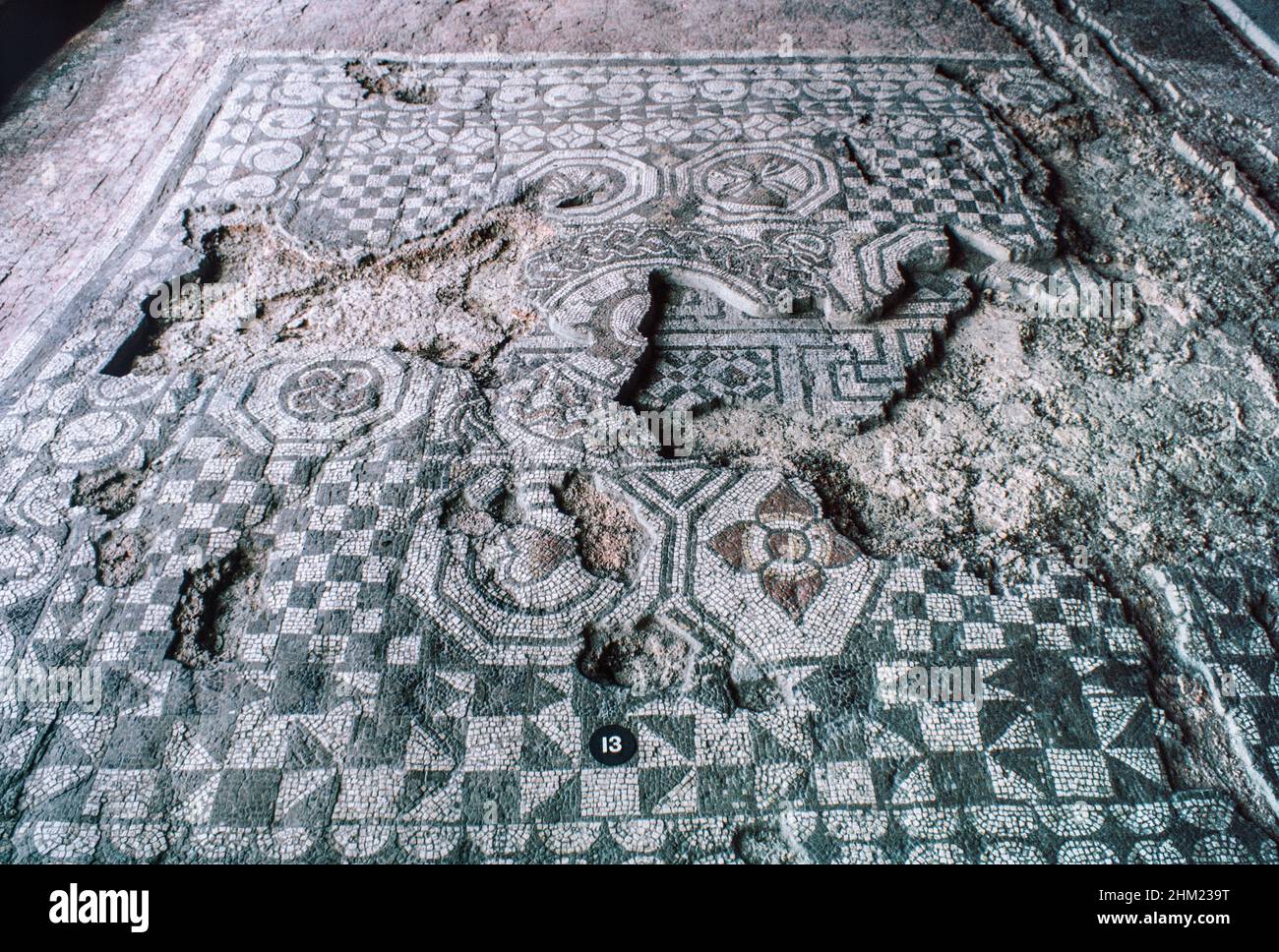 Fishbourne Palace vicino Chichester nel West Sussex, la più grande residenza romana a nord delle Alpi, conosciuta per l'alta qualità, mosaici ben conservati e un giardino rettangolare formale, ora museo. Mosaico dalla sala N13 - Mosaico Flaviano con mosaico policromo Medusa. Scansione di archivio da un vetrino. Luglio 1975. Foto Stock