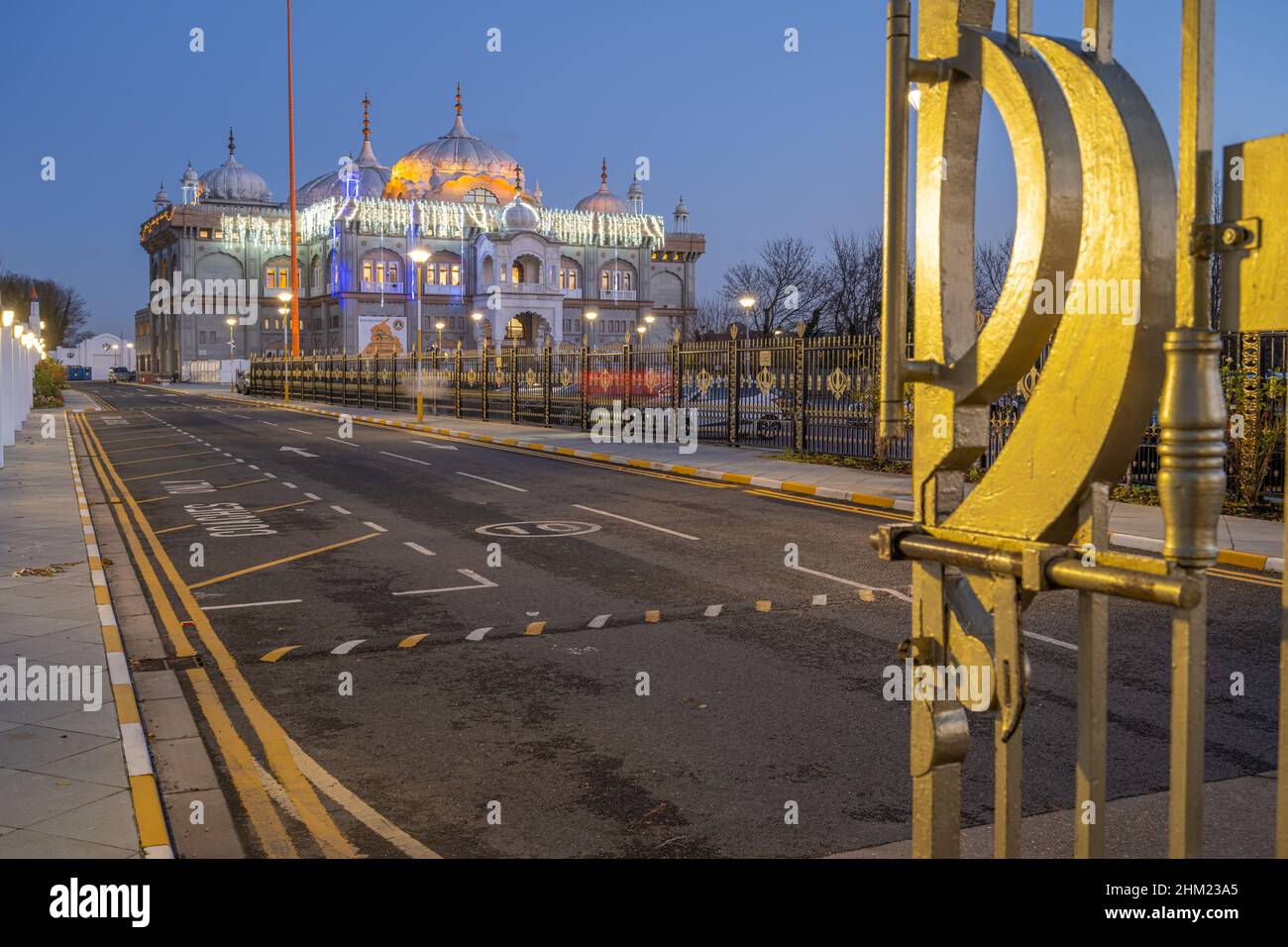 Il cancello d'ingresso e il tempio Sikh Siri Guru Nanak Darbar Gurdwara Gravesend Kent di notte Foto Stock