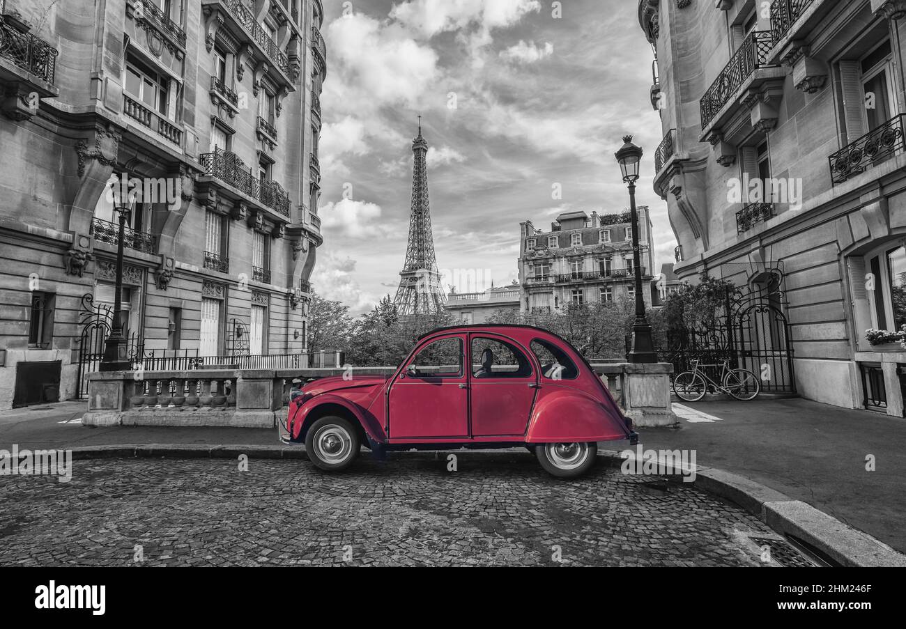 Torre Eiffel a Parigi e auto retrò rossa in chiave di colore bianco e nero Foto Stock