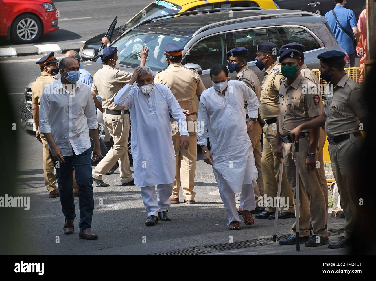 Mumbai, India. 06th Feb 2022. Il lirico Javed Akhtar arriva a rendere omaggio alla leggendaria cantante Lata Mangeshkar a casa sua a MumbaiLa leggendaria cantante è stata ricoverata in ospedale e portata in un'unità di terapia intensiva quando la sua salute si è deteriorata. È scomparsa il 6th febbraio 2022 all'età di 92 anni. (Foto di Ashish Vaishnav/SOPA Images/Sipa USA) Credit: Sipa USA/Alamy Live News Foto Stock