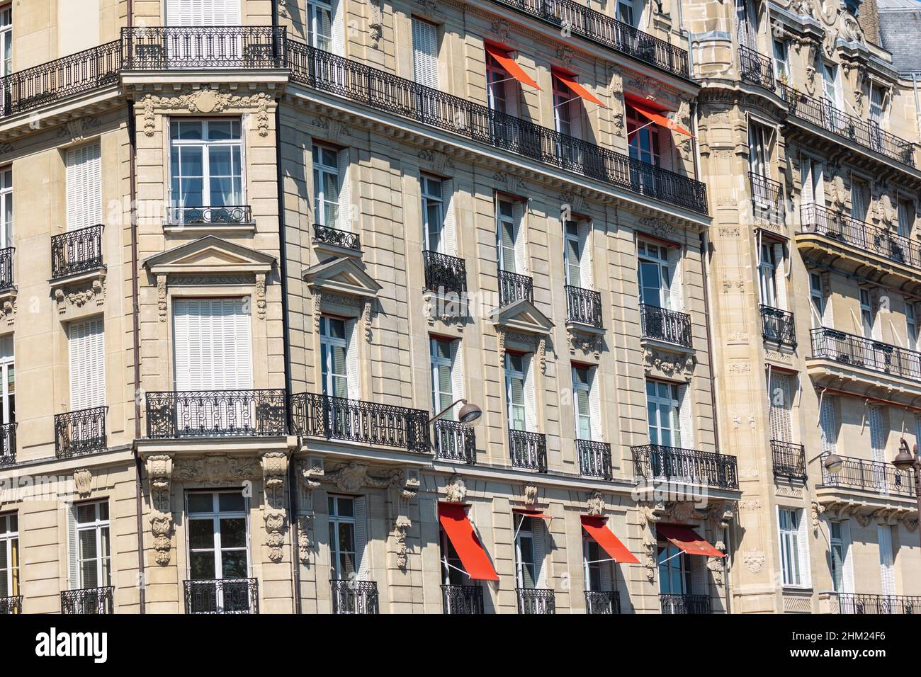 Facciata tipica dell'edificio parigino a parigi in estate Foto Stock