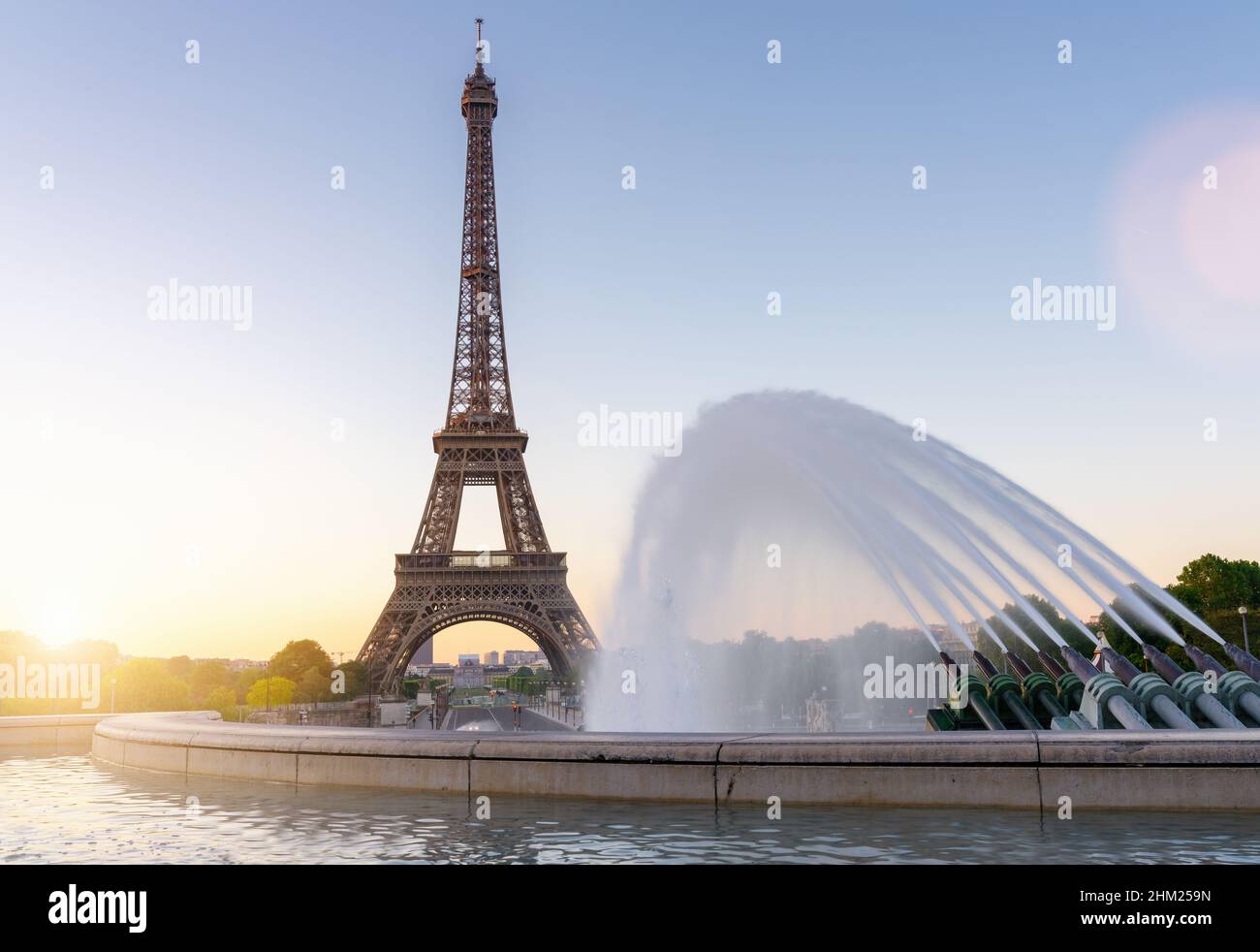 Torre Eiffel vista dalla piazza della fontana del Trocadero Foto Stock