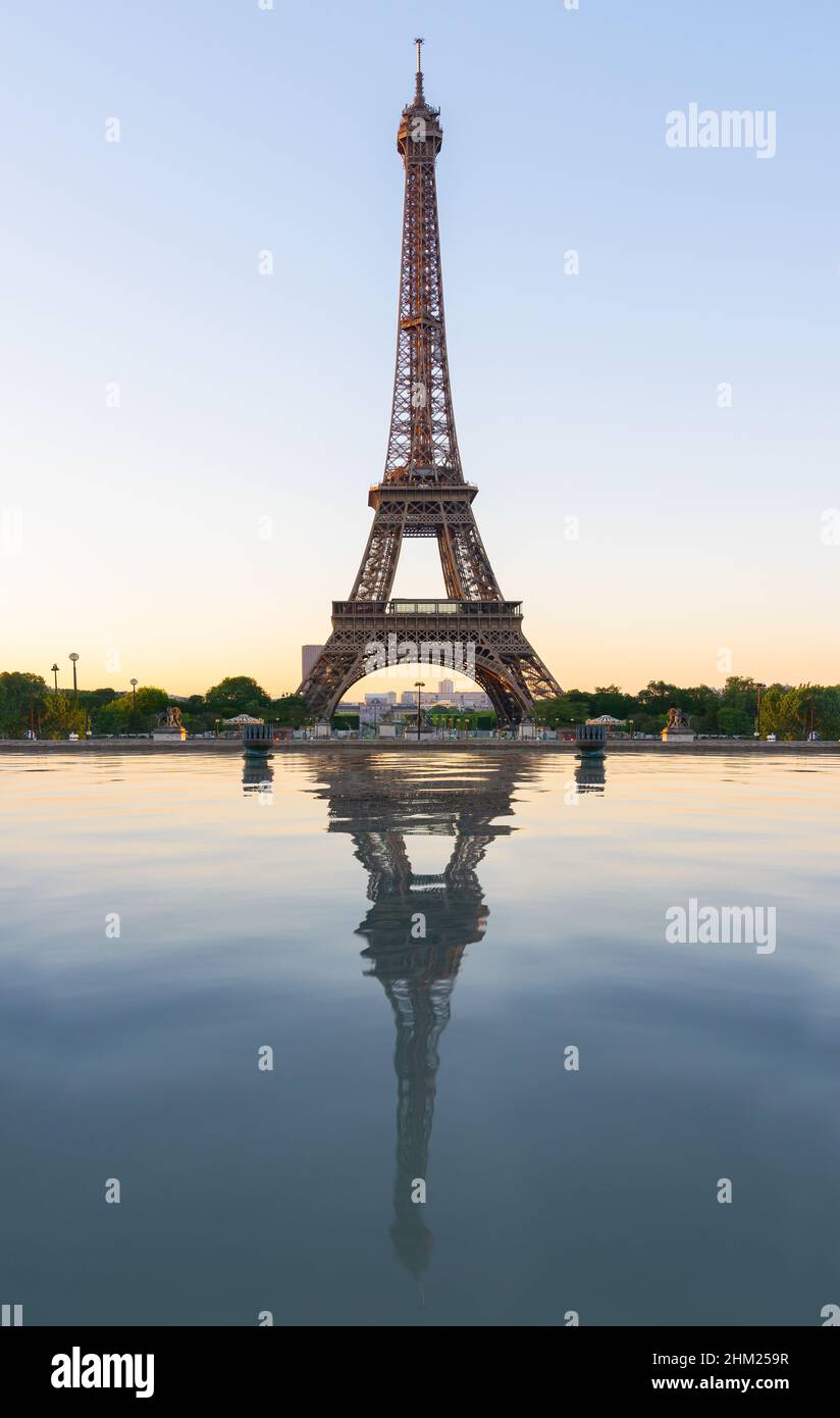 Torre Eiffel a parigi vista dalla piazza della fontana del Trocadero all'alba Foto Stock