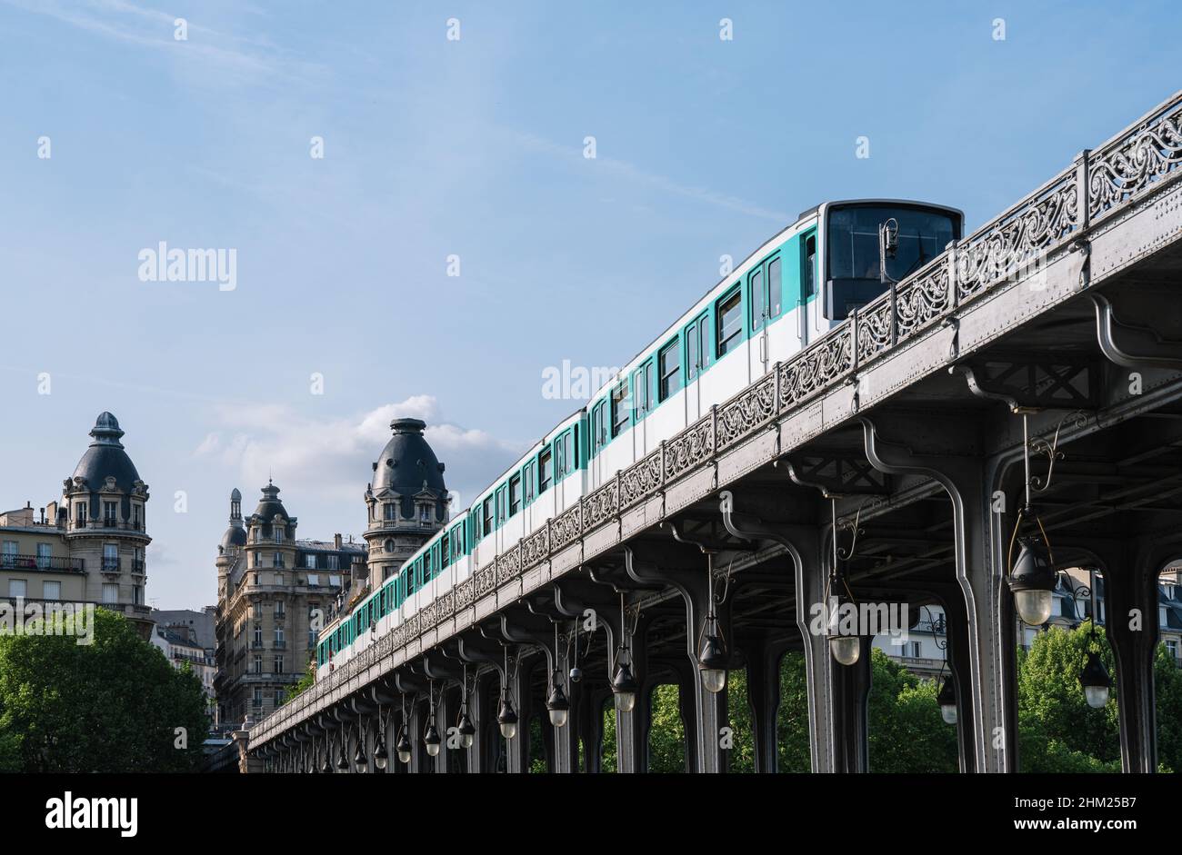 Ponte di Bir-Hakeim con metropolitana a parigi, francia Foto Stock