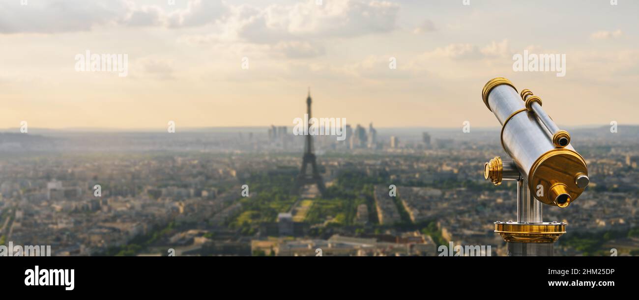 Telescopio in cima con vista sulla Torre Eiffel e lo skyline di Parigi Foto Stock