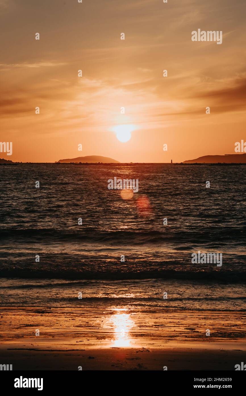 Tramonto enorme sull'oceano durante una giornata colorata Foto Stock
