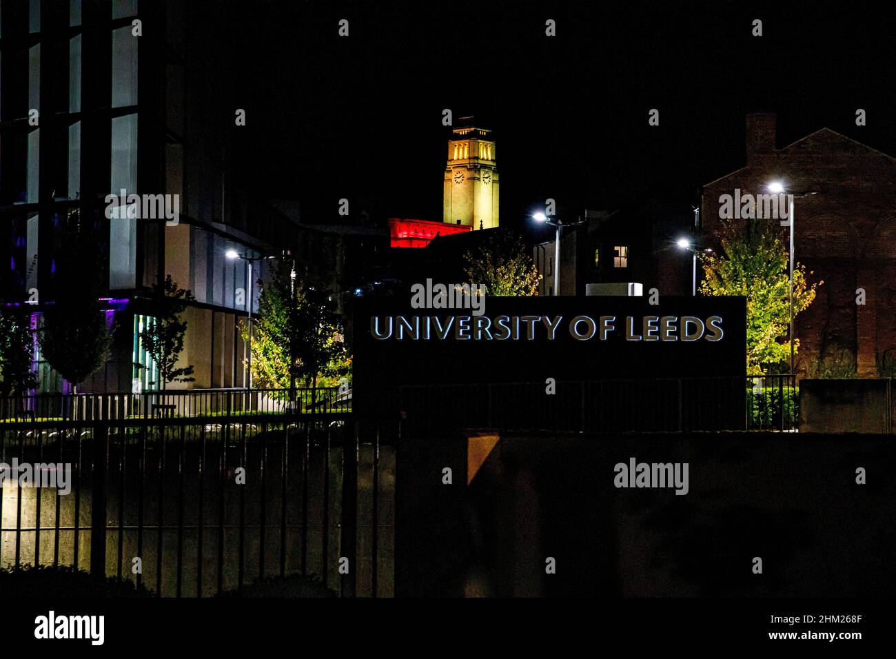 LEEDS, UK - 15 OTTOBRE 2021 l'Università di Leeds firma con il parkinson edificio nella notte posteriore del byt Foto Stock