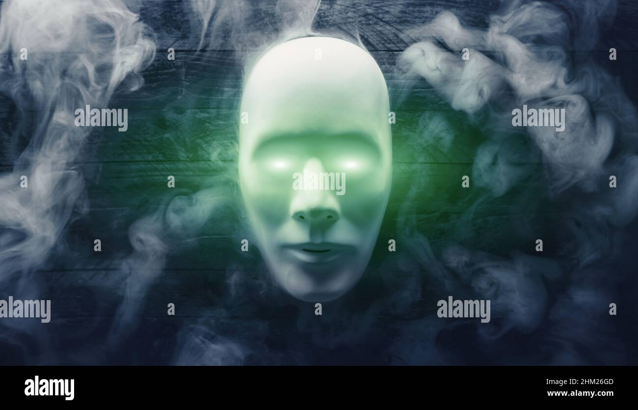 Hacker, Darknet, Cybercrime Mask con fumo su sfondo di legno Foto Stock