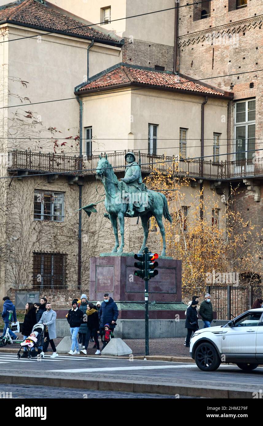 Monumento ai Cavalieri d'Italia (1923) di fronte a Palazzo Madama e Casaforte d'Acaja in Piazza Castello, Torino, Piemonte, Italia Foto Stock