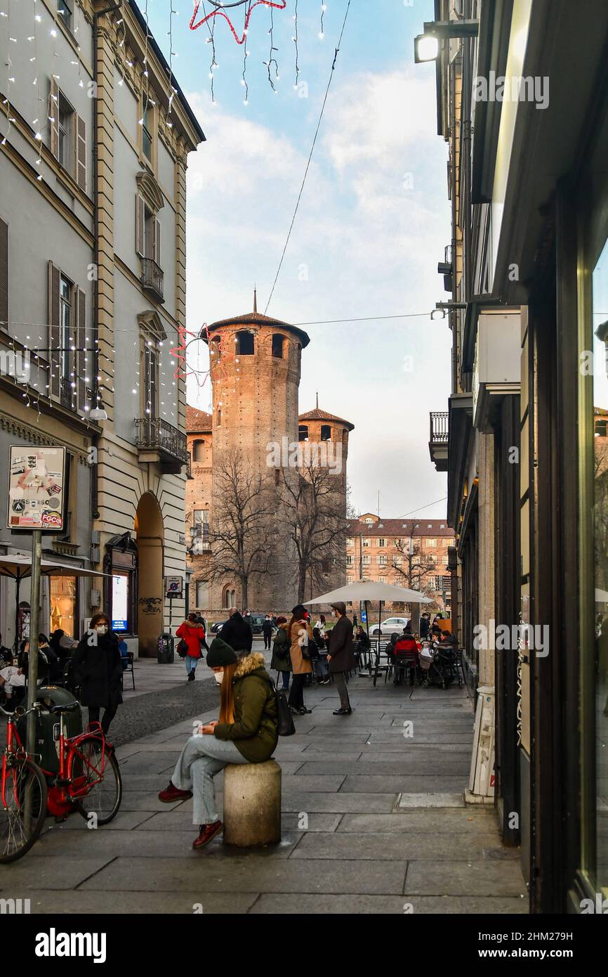 Vista sulla strada con un angolo del castello medievale Casaforte degli Acaja sullo sfondo, Torino, Piemonte, Italia Foto Stock