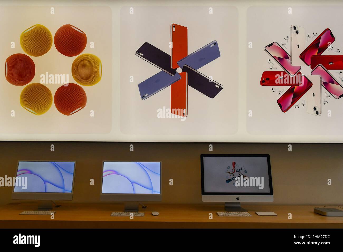 Computer Mac esposti all'interno del negozio Apple in Via Roma, nel centro di Torino, Piemonte, Italia Foto Stock