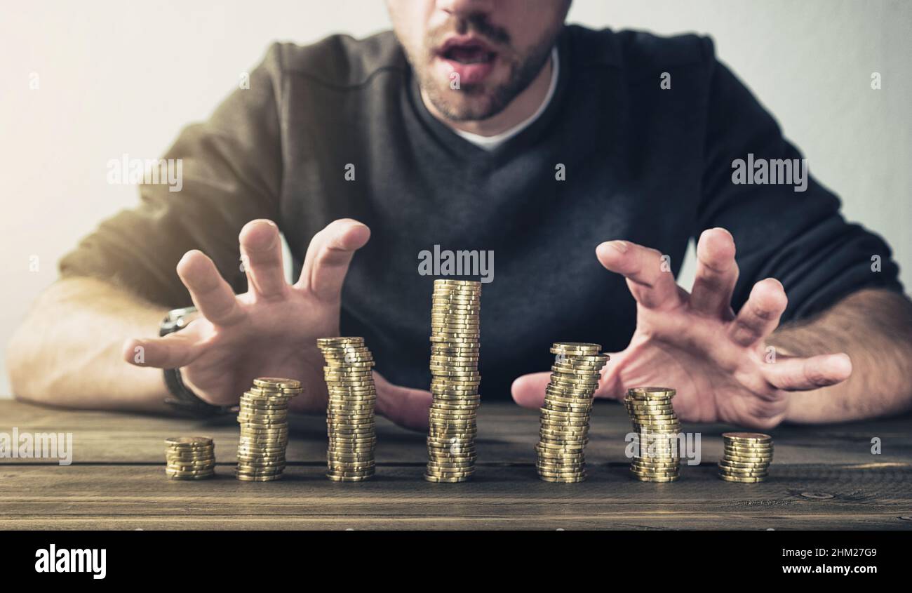 uomo sicuro il suo denaro risparmiato Foto Stock