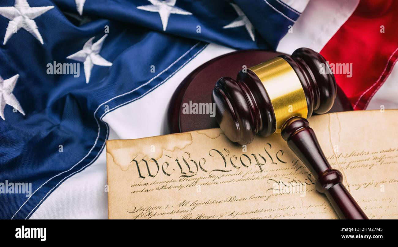 Bandiera americana con costituzione statunitense e gavel di un giudice che simboleggia il sistema giudiziario americano o la sezione giudiziaria del governo Foto Stock