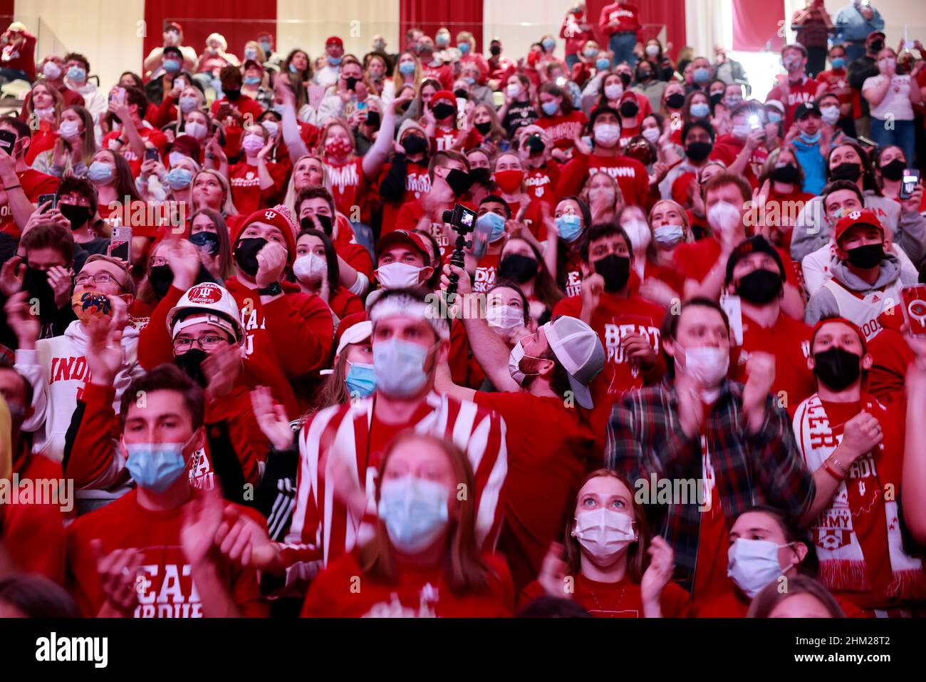 Bloomington, Stati Uniti. 06th Feb 2022. I tifosi dell'Indiana University incoraggiano contro Purdue durante il gioco di basket femminile della National Collegiate Athletic Association (NCAA) a Bloomington. L'Indiana University Hoosiers battere Purdue 64-57. (Foto di Jeremy Hogan/SOPA Images/Sipa USA) Credit: Sipa USA/Alamy Live News Foto Stock