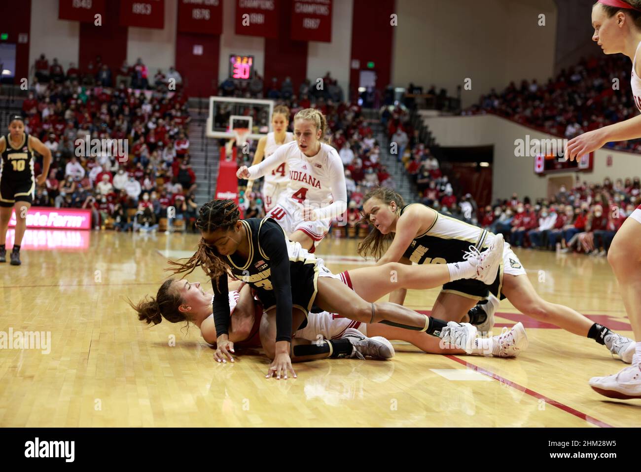 Bloomington, Stati Uniti. 06th Feb 2022. Indiana Hoosiers Forward Aleksa Gulbe (10) battaglie Purdue Boilermakers guardia Jayla Smith (3) durante il gioco di basket femminile della National Collegiate Athletic Association (NCAA) a Bloomington. L'Indiana University Hoosiers battere Purdue 64-57. (Foto di Jeremy Hogan/SOPA Images/Sipa USA) Credit: Sipa USA/Alamy Live News Foto Stock