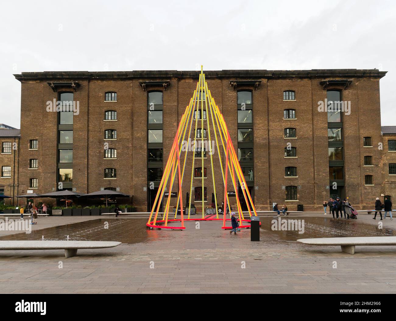 Vista frontale dell'edificio Ual Central Saint Martins in Granary Square London Foto Stock