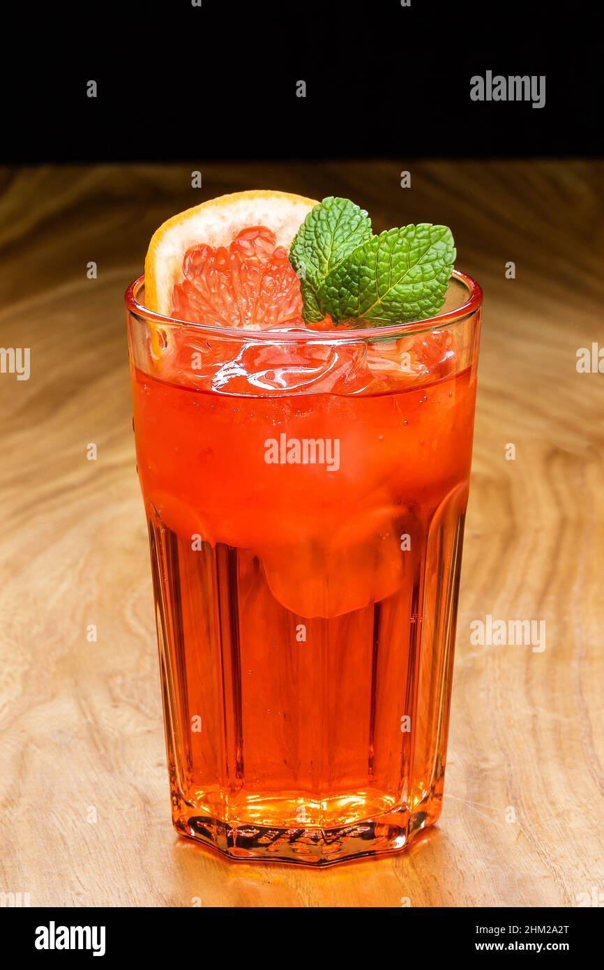 cocktail guarnito con foglie verdi Foto Stock