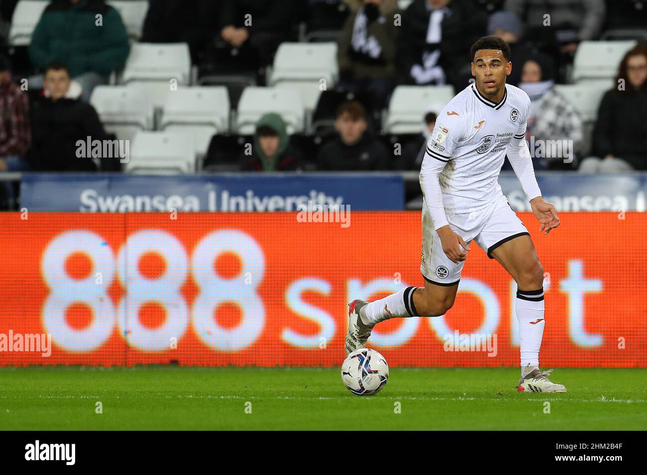 Swansea, Regno Unito. 05th Feb 2022. Ben Cabango di Swansea City in azione. EFL Skybet Championship Match, Swansea City vs Blackburn Rovers allo Stadio Swansea.com di Swansea sabato 5th febbraio 2022. Questa immagine può essere utilizzata solo a scopo editoriale. Solo per uso editoriale, licenza richiesta per uso commerciale. Nessun uso in scommesse, giochi o un singolo club/campionato/giocatore pubblicazioni. pic di Andrew Orchard//Alamy Live news Foto Stock