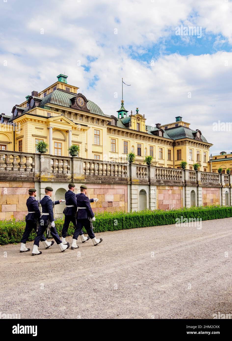 Cambio della Guardia di fronte al Palazzo Drottningholm, Stoccolma, Stockholm County, Svezia Foto Stock