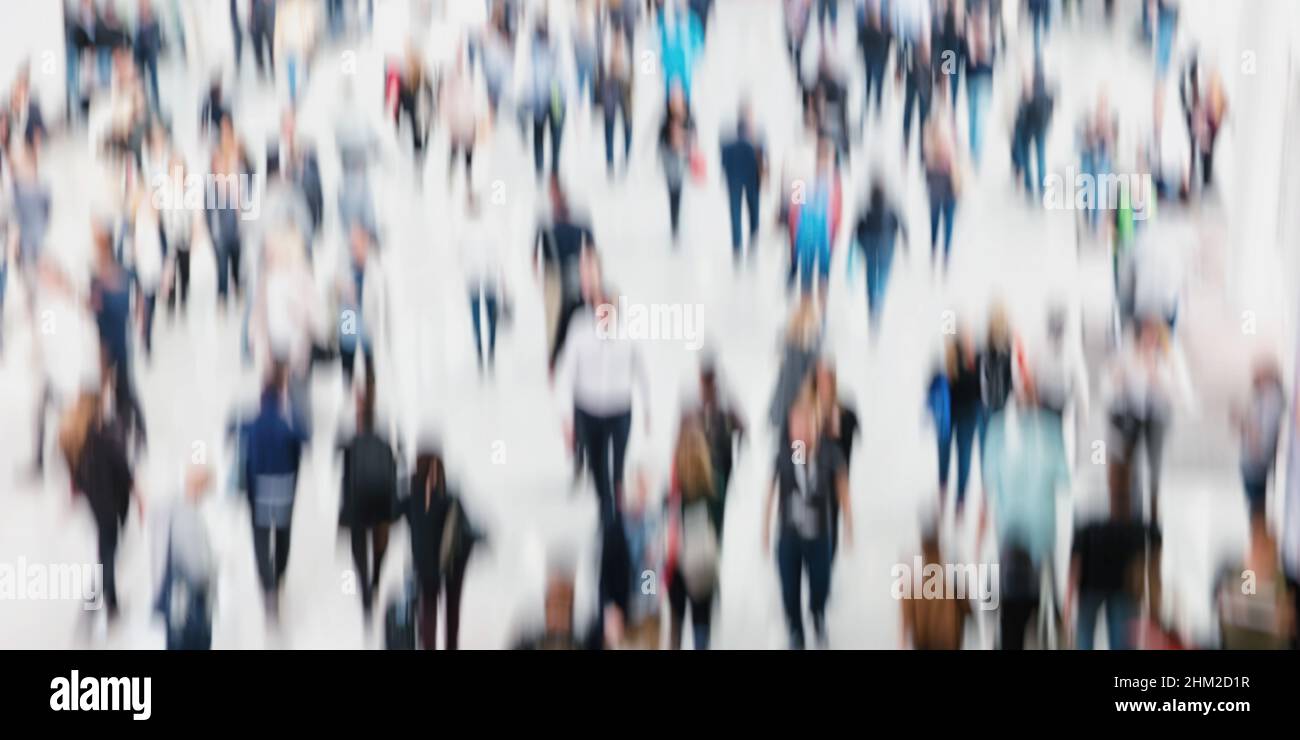 Folla di persone silhouette sfondo generico con un effetto blur intenzionale applicato, umani e posizione irriconoscibili Foto Stock