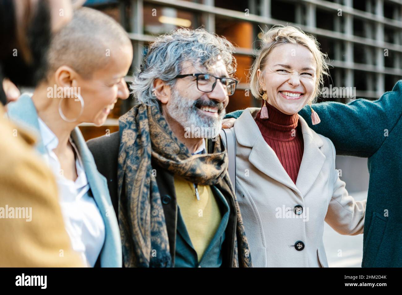 Gruppo felice multi età di uomini d'affari professionisti che ridono insieme all'aperto Foto Stock