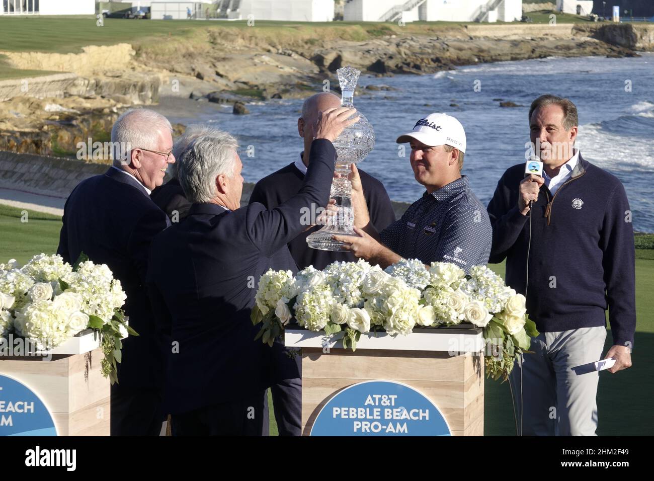 Pebble Beach, Stati Uniti. 06th Feb 2022. Tom Hoge riceve il trofeo di vetro dai funzionari dopo aver vinto L'EVENTO DI golf AT&T Pro-Am PGA Tour a Pebble Beach Links, Monterey Peninsula, California, USA Credit: Motofoto/Alamy Live News Foto Stock