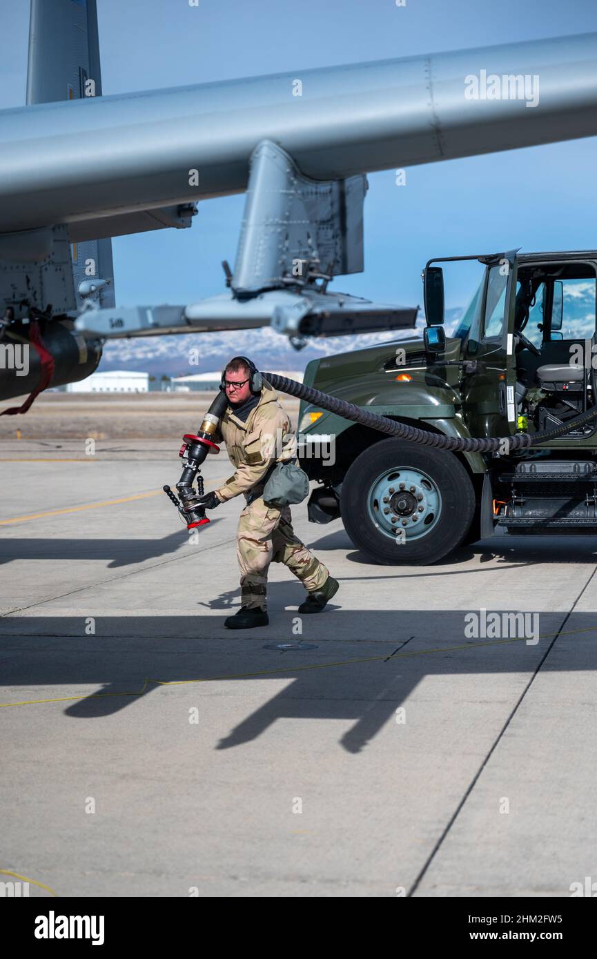 I membri della 124th Fighter Wing partecipano a turni di combattimento integrati durante un esercizio di Wing Focus al Gowen Field di Boise, Idaho, 5 febbraio 2022. Le attività ICT includevano il rifornimento a caldo della sezione 124th Logistics Readiness Squadron's petrolio, olio e lubrificante, 124th Air Maintenance Squadron's dedicati al personale e sistemi di armamento Airmen, nonché 190th piloti Fighter Squadron A-10 Thunderbolt II. (STATI UNITI Foto della Guardia Nazionale dell'aria dello staff Sgt. Mercedee Wilds) Foto Stock