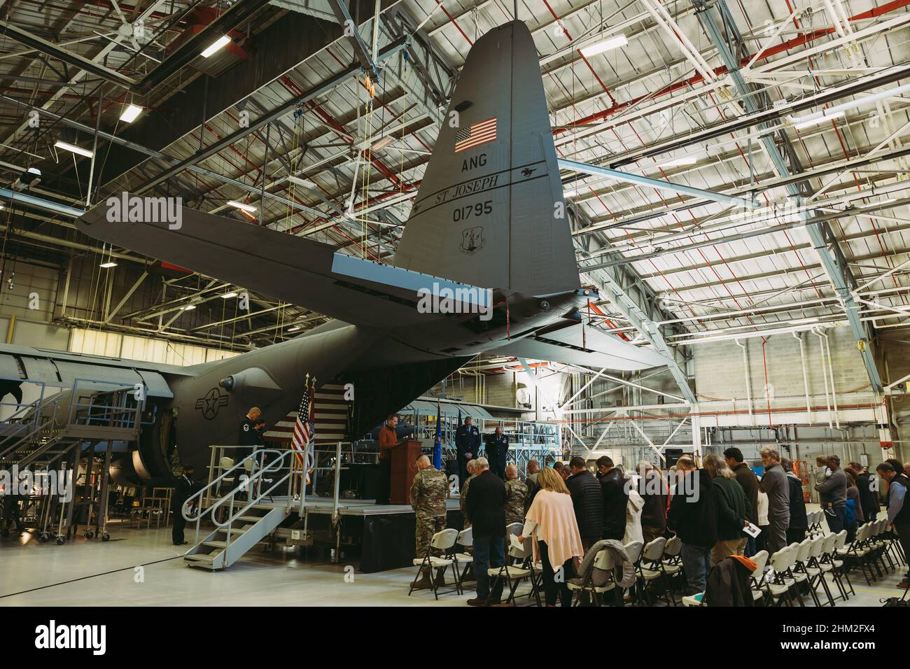 I militari e i civili si riuniscono come Senior Master Sgt. Stephen Lorenz, responsabile dei servizi sanitari del 1 Medical Group distaccamento 139th, si ritira alla base della Guardia Nazionale aerea Rosecrans, Missouri, il 5 febbraio 2022. Lorenz è stato militare per 42 anni. (STATI UNITI Foto della Guardia Nazionale dell'aria dello staff Sgt. Andrew Rivera) Foto Stock