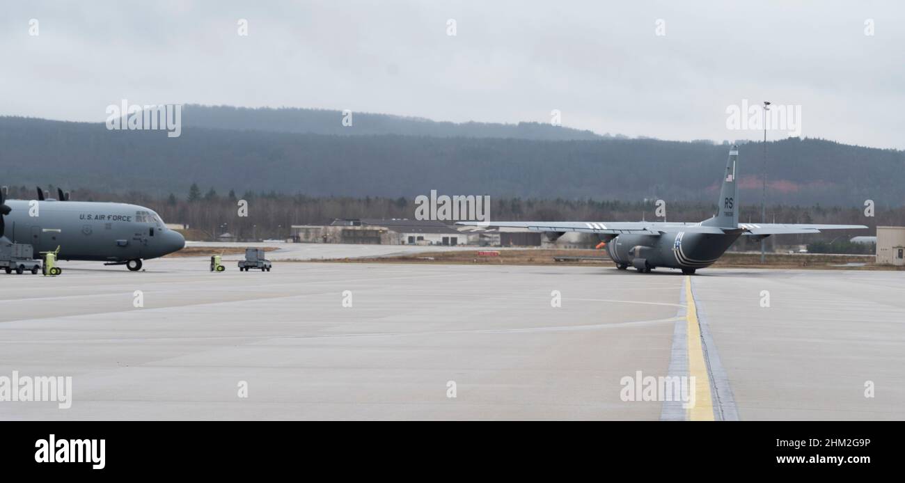Un velivolo C-130J Super Hercules si prepara per il decollo alla base aerea di Ramstein, Germania, 4 febbraio 2022. Forze aeree degli Stati Uniti in Europa – forze aeree le forze africane sono preparate e strategicamente posizionate per aumentare rapidamente le forze dentro e attraverso il teatro al fine di sostenere l'alleanza e difendere contro qualsiasi aggressione. (STATI UNITI Air Force foto di Senior Airman Thomas Karol) Foto Stock