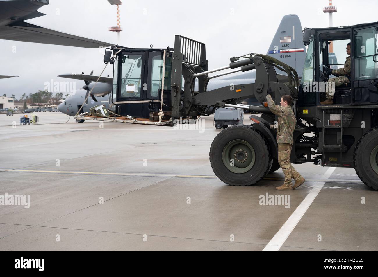 Gli aerei dell'aeronautica degli Stati Uniti spostano una cabina di trattore su un velivolo alla base aerea di Ramstein, Germania, 4 febbraio 2022. Il dispiegamento di queste forze consente l'efficacia dei nostri partner congiunti e internazionali e dimostra che il nostro impegno nei confronti degli alleati e dei partner della NATO è ironcladato. (STATI UNITI Air Force foto di Senior Airman Thomas Karol) Foto Stock