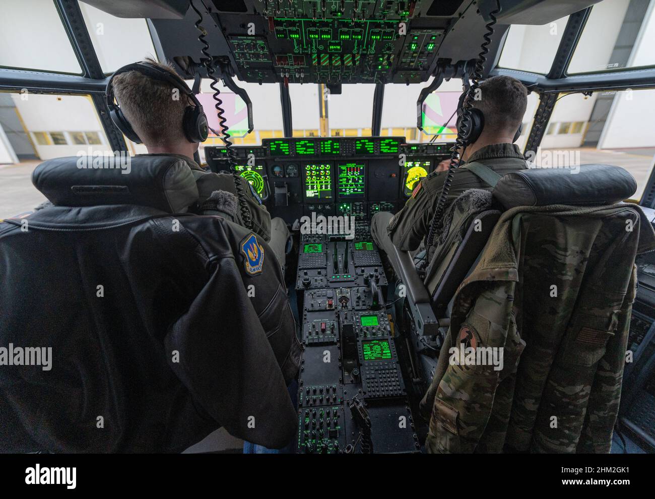 I piloti dell'aviazione militare statunitense assegnati alla base aerea di Ramstein, Germania, si preparano a partire per la Polonia, il 3 febbraio 2022. Forze aeree degli Stati Uniti in Europa – forze aeree le forze africane sono preparate e strategicamente posizionate per fornire rapidamente supporto agli alleati e ai partner della NATO e per difendersi da qualsiasi aggressione per mantenere la stabilità e la sicurezza in Europa. (STATI UNITI Air Force foto di Airman classe 1st Edgar Grimaldo) Foto Stock