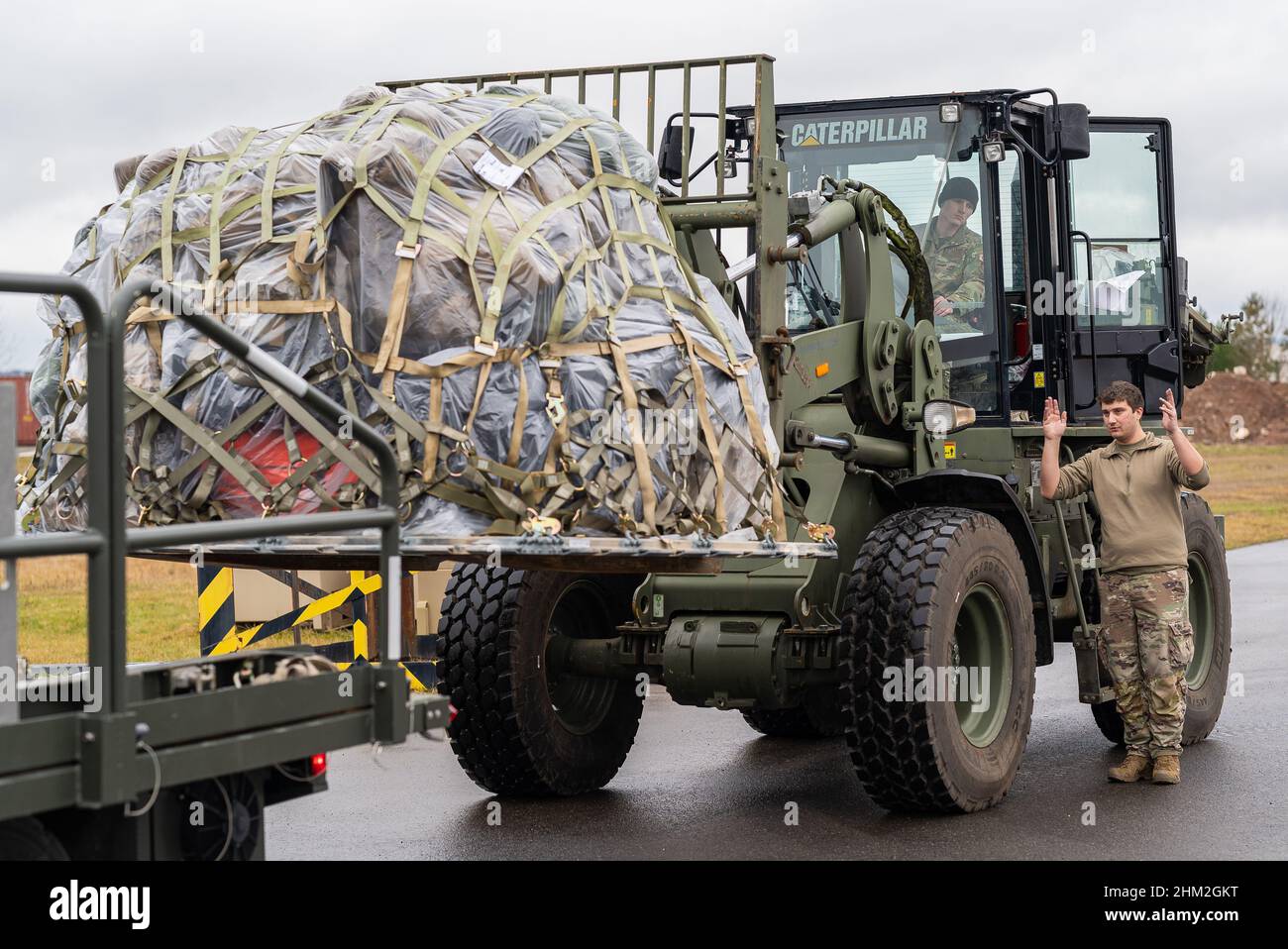 Gli aerei dell'aeronautica degli Stati Uniti assegnati alla base aerea di Ramstein, Germania, caricano una tavolozza su un K-loader, 3 febbraio 2022. Forze aeree degli Stati Uniti in Europa – forze aeree le forze africane sono preparate e strategicamente posizionate per aumentare rapidamente le forze dentro e attraverso il teatro al fine di sostenere l'alleanza e difendere contro qualsiasi aggressione. (STATI UNITI Air Force foto di Airman classe 1st Edgar Grimaldo) Foto Stock