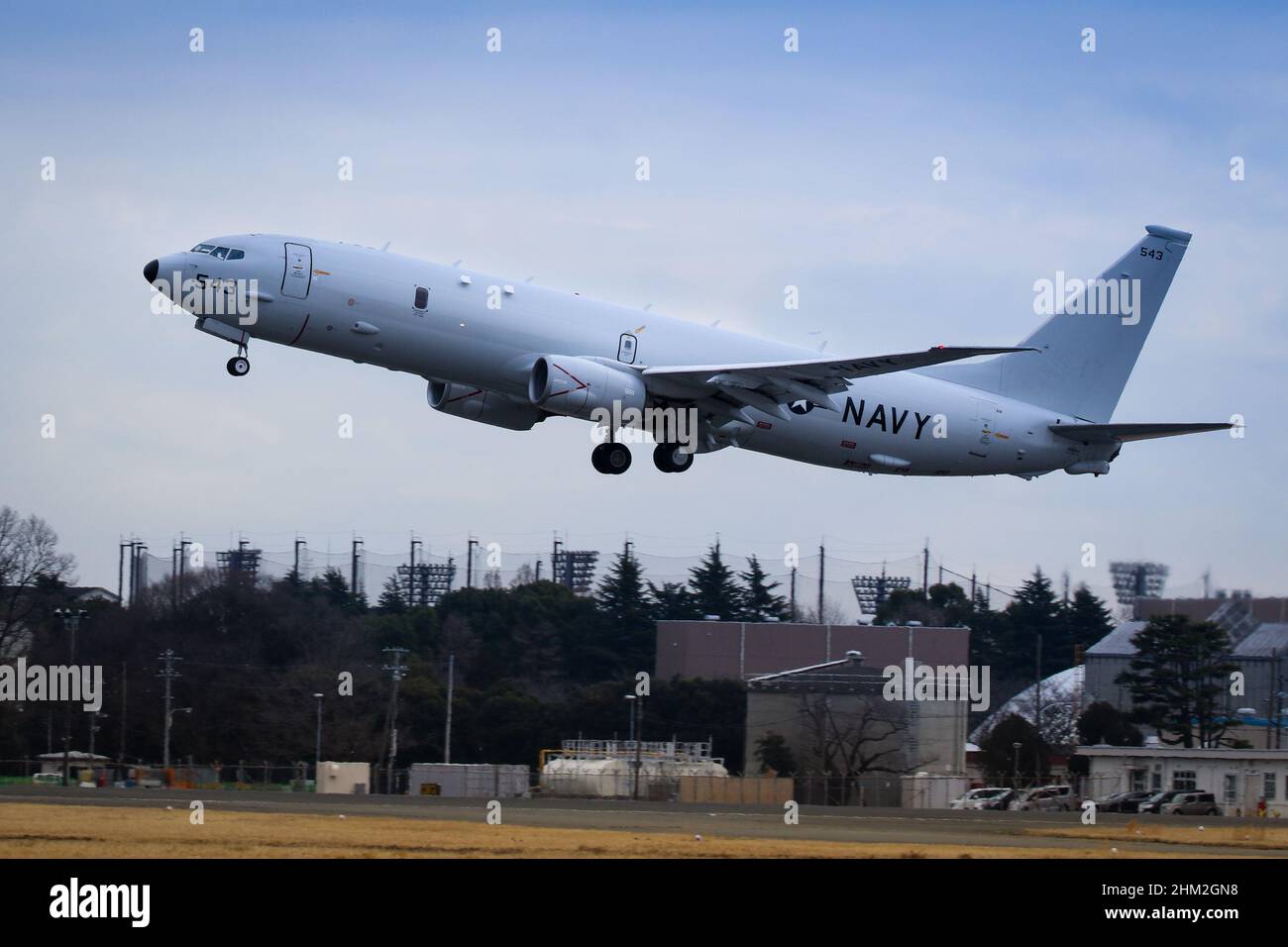 IMPIANTO AERONAVALE ATSUGI, Giappone (dal 4, 2022) – Un P-8A Poseidon, assegnato ai “Golden Swordsmen” di Patrol Squadron (VP) 47, decollo presso la Naval Air Facility (NAF) Atsugi, Giappone. VP-47 è attualmente distribuito a NAF Misawa, Giappone che conduce le operazioni di pattuglia marittima e ricognizione e di copertura teatrale all'interno dell'area di attività della flotta USA 7th (C7F) a sostegno degli obiettivi di comando del comandante, della task force 72, C7F e degli Stati Uniti Indo-Pacific in tutta la regione. (STATI UNITI Foto Navy di Mass Communication Specialist 1st Classe Brandon J. Vinson) Foto Stock