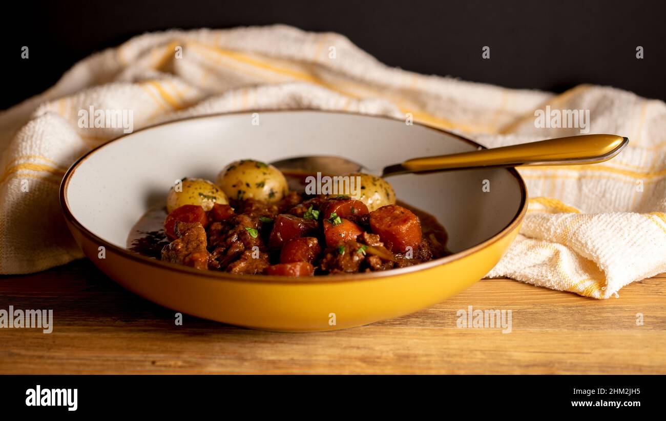 In casa stufato di manzo con carote e patate Foto Stock