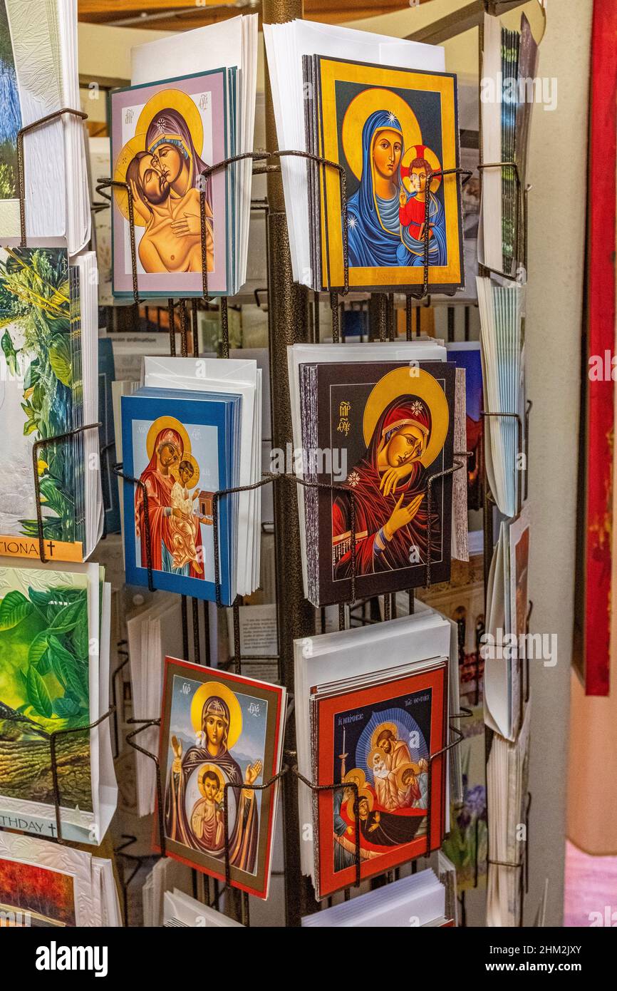 Articoli religiosi in vendita nel negozio di articoli da regalo della chiesa di San Felipe de Neri, centro storico di Albuquerque, New Mexico Foto Stock