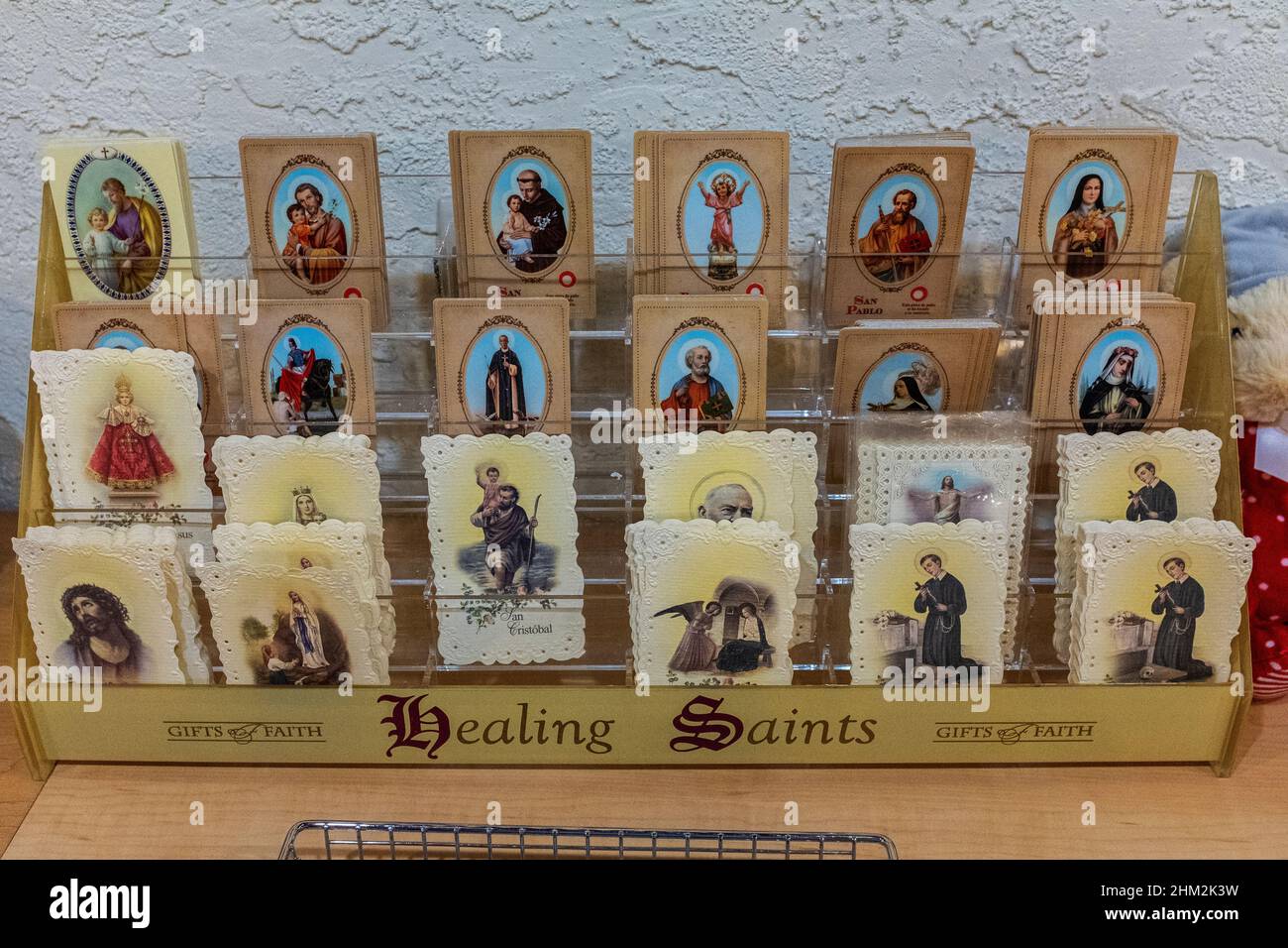 Articoli religiosi in vendita nel negozio di articoli da regalo della chiesa di San Felipe de Neri, centro storico di Albuquerque, New Mexico Foto Stock