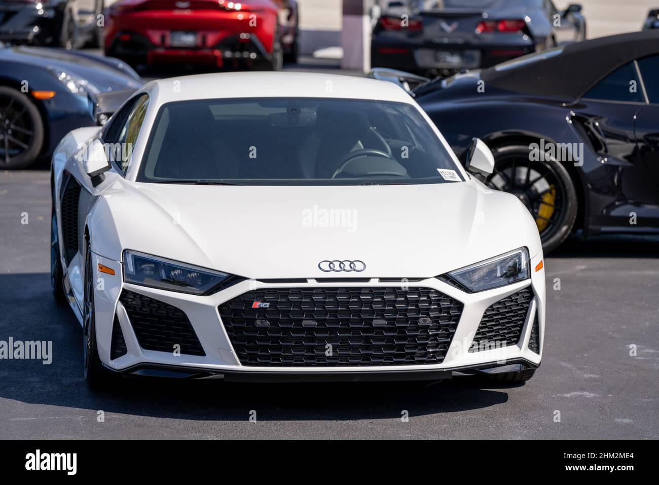 Miami, FL, USA - 5 febbraio 2022: Foto di una auto sportiva esotica Audi R8 bianca Foto Stock