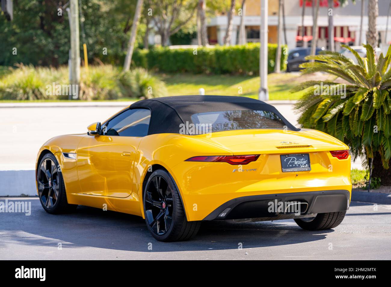 Miami, FL, USA - 5 febbraio 2022: Foto di una vettura sportiva Jaguar F Type gialla Foto Stock
