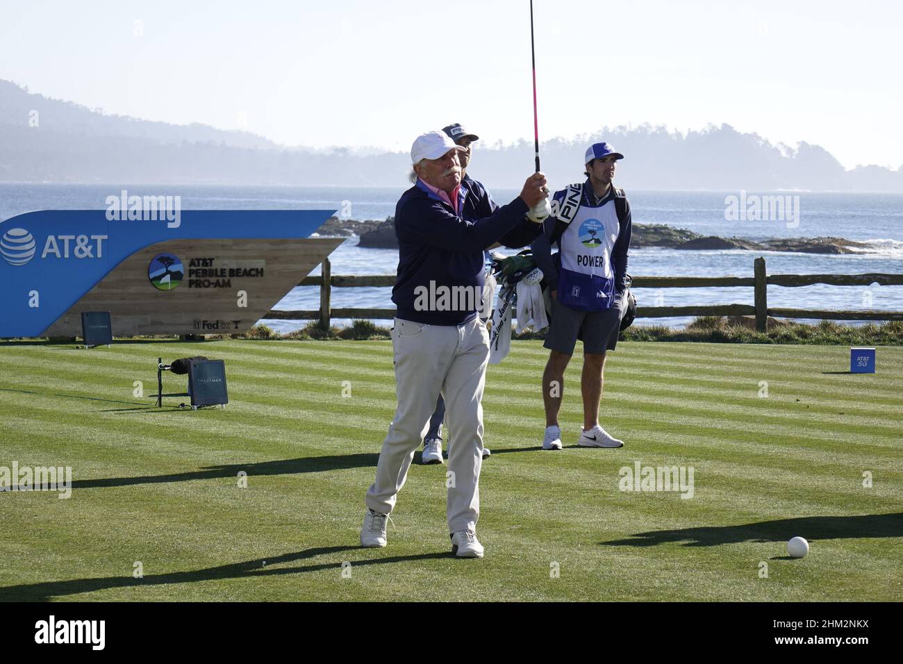 Pebble Beach, Stati Uniti. 06th Feb 2022. Il mogul irlandese Dermot Desmond gioca il suo tee shot sul famoso 18th durante l'ultimo round dell'AT&T Pro-Am PGA Tour evento di golf a Pebble Beach Links, Monterey Peninsula, California, USA Credit: Motofoto/Alamy Live News Foto Stock