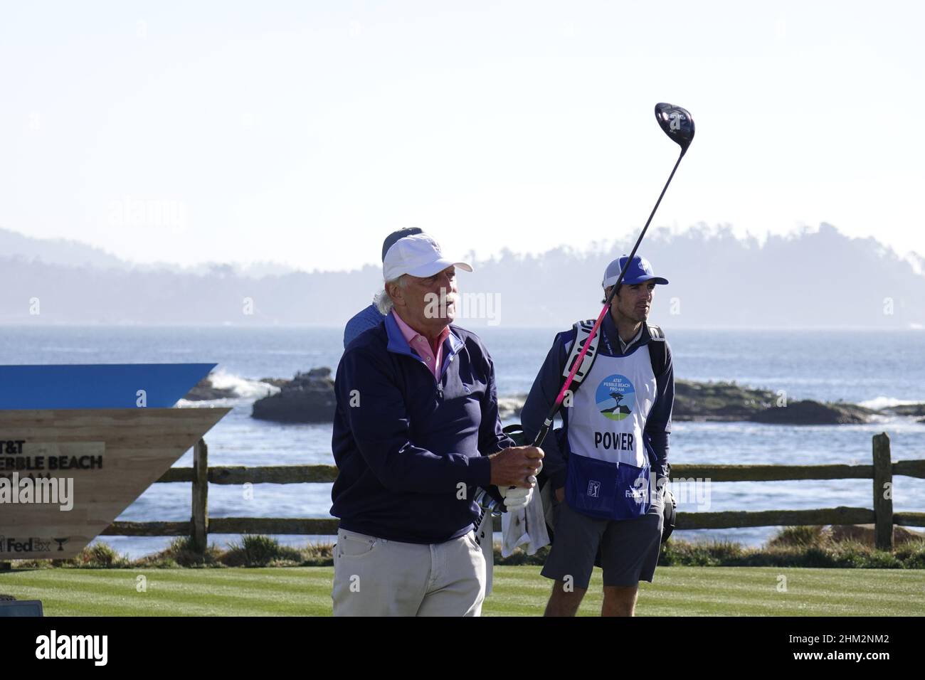 Pebble Beach, Stati Uniti. 06th Feb 2022. Il mogul irlandese Dermot Desmond gioca il suo tee shot sul famoso 18th durante l'ultimo round dell'AT&T Pro-Am PGA Tour evento di golf a Pebble Beach Links, Monterey Peninsula, California, USA Credit: Motofoto/Alamy Live News Foto Stock