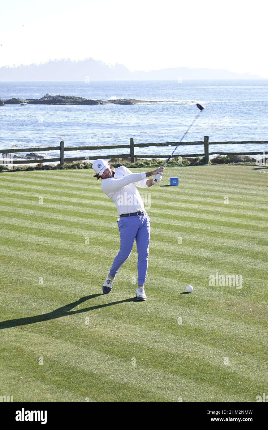 Pebble Beach, Stati Uniti. 06th Feb 2022. Jake Owen gioca il suo tee shot sul famoso 18th durante l'ultimo round dell'AT&T Pro-Am PGA Tour, evento di golf presso Pebble Beach Links, Monterey Peninsula, California, USA Credit: Motofoto/Alamy Live News Foto Stock