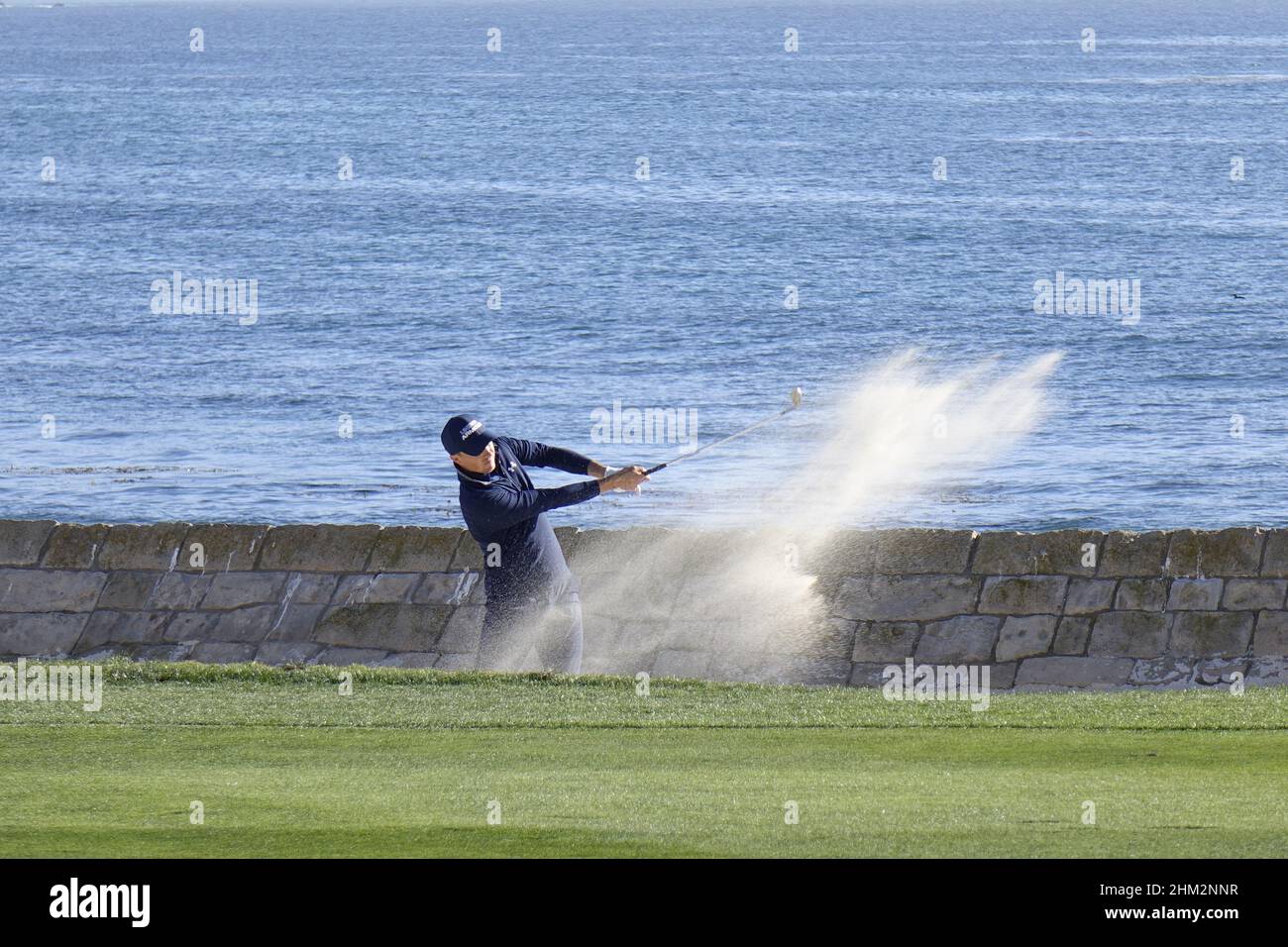 Pebble Beach, Stati Uniti. 06th Feb 2022. Jordan Spieth gioca il suo terzo colpo dal bunker oceanside sul famoso 18th durante l'ultimo round dell'AT&T Pro-Am PGA Tour evento di golf a Pebble Beach Links, Monterey Peninsula, California, USA Credit: Motofoto/Alamy Live News Foto Stock