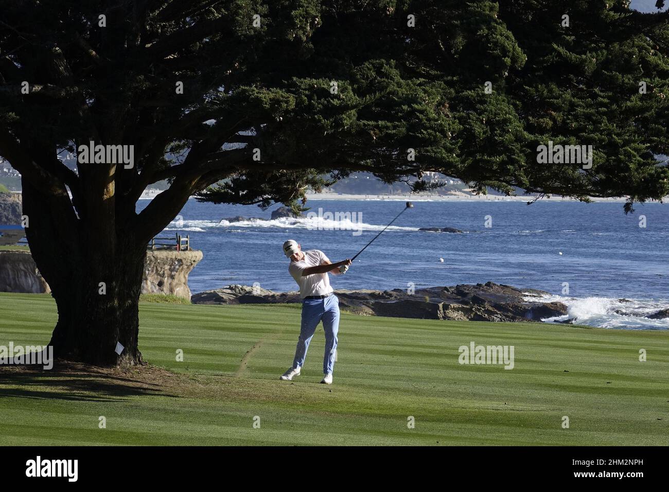 Pebble Beach, Stati Uniti. 06th Feb 2022. Patrick Cantlay suona il suo secondo colpo da sotto l'albero sul famoso 18th durante l'ultimo round dell'AT&T Pro-Am PGA Tour evento di golf a Pebble Beach Links, Monterey Peninsula, California, USA Credit: Motofoto/Alamy Live News Foto Stock