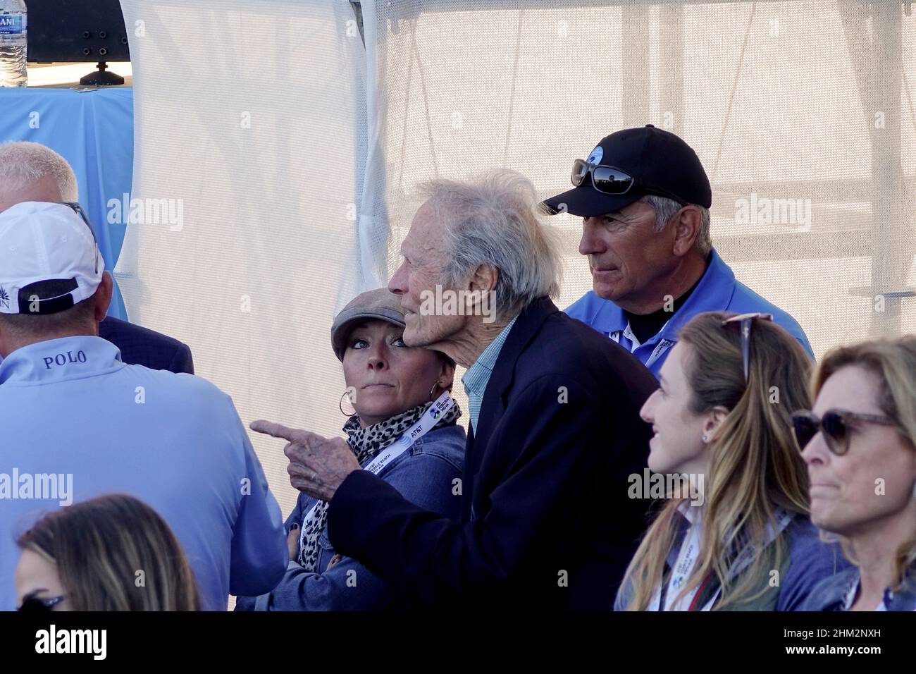 Pebble Beach, Stati Uniti. 06th Feb 2022. Clint Eastwood si prepara a comparire davanti ai suoi fan adoratori alla presentazione dopo l'ultimo round dell'EVENTO DI golf AT&T Pro-Am PGA Tour a Pebble Beach Links, Monterey Peninsula, California, USA Credit: Motofoto/Alamy Live News Foto Stock