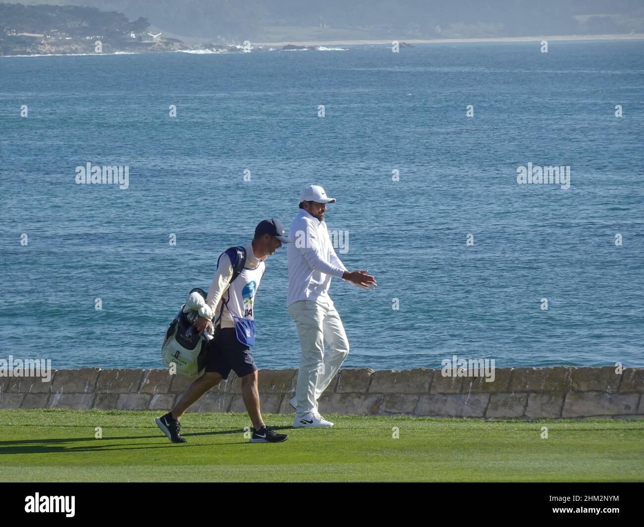Pebble Beach, Stati Uniti. 06th Feb 2022. Jason Day cammina fino alle 18:00 durante l'ultimo round dell'EVENTO di golf AT&T Pro-Am PGA Tour a Pebble Beach Links, Monterey Peninsula, California, USA Credit: Motofoto/Alamy Live News Foto Stock