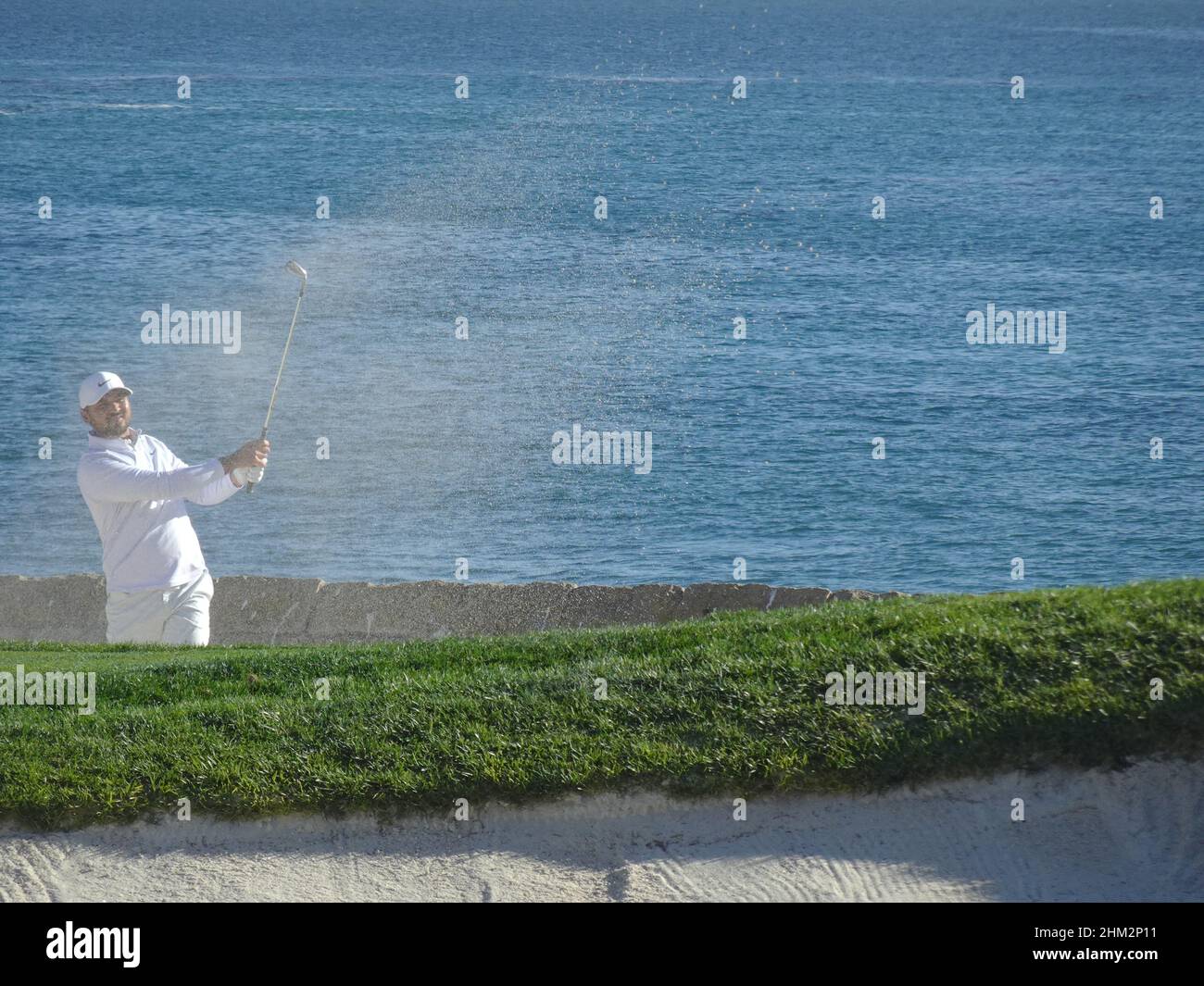 Pebble Beach, Stati Uniti. 06th Feb 2022. Jason Day gioca un bunker girato a 18 durante l'ultimo round dell'AT&T Pro-Am PGA Tour Golf Event at Pebble Beach Links, Monterey Peninsula, California, USA Credit: Motofoto/Alamy Live News Foto Stock