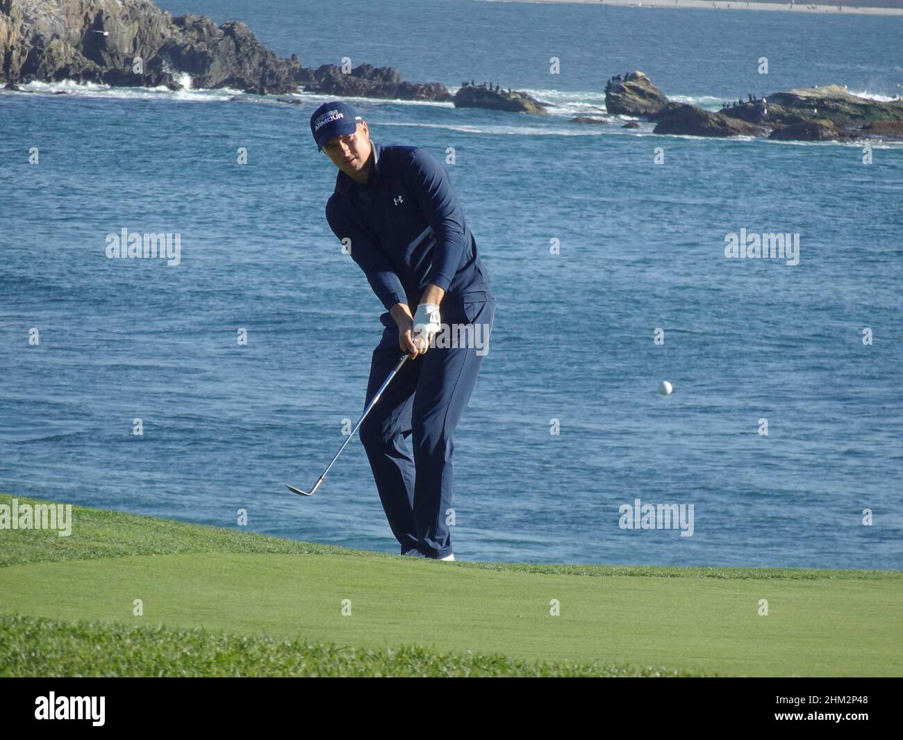 Pebble Beach, Stati Uniti. 06th Feb 2022. Jordan Spieth guarda il suo chip girato sul 18th durante l'ultimo round dell'EVENTO DI golf AT&T Pro-Am PGA Tour a Pebble Beach Links, Monterey Peninsula, California, USA Credit: Motofoto/Alamy Live News Foto Stock